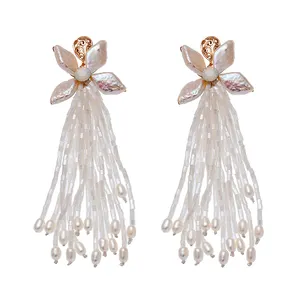 Orecchini da sposa orecchini di lusso in lega di moda orecchini da donna con catena in metallo a conchiglia lunga con nappe di perle orecchini pendenti da sposa all'ingrosso