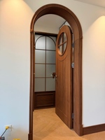 Porte intérieure en bois avec placage en noyer naturel CBMmart US, panneau de verre rond décoratif, noyau solide, porte sur mesure