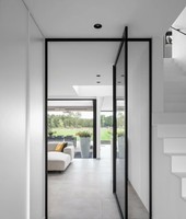 Porte pivotante en acier sur mesure, style moderne, insonorisée, étanche, double vitrage isolant, cadre ignifuge, extérieur, chambre