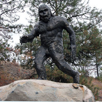 Sculpture de singe en bronze personnalisée en bronze grandeur nature debout Bigfoot Sasquatch figure