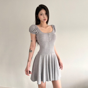 เดรสมินิเดรสทรงเอแขนพองผ้าถักลายริบสำหรับผู้หญิง คอรูปตัวยู แต่งกระดุม ทรงเข้ารูปลำลอง - Product Image 1