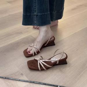 Sandales compensées élégantes à bride unique pour femme, bout carré, talon haut, style romain, parfaites pour assortir aux jupes - Collection 2026 - Product Image 1