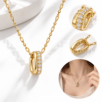 Collier pendentif double cercle personnalisé Mosen avec zircon cubique pavé en acier inoxydable plaqué or 18 carats.