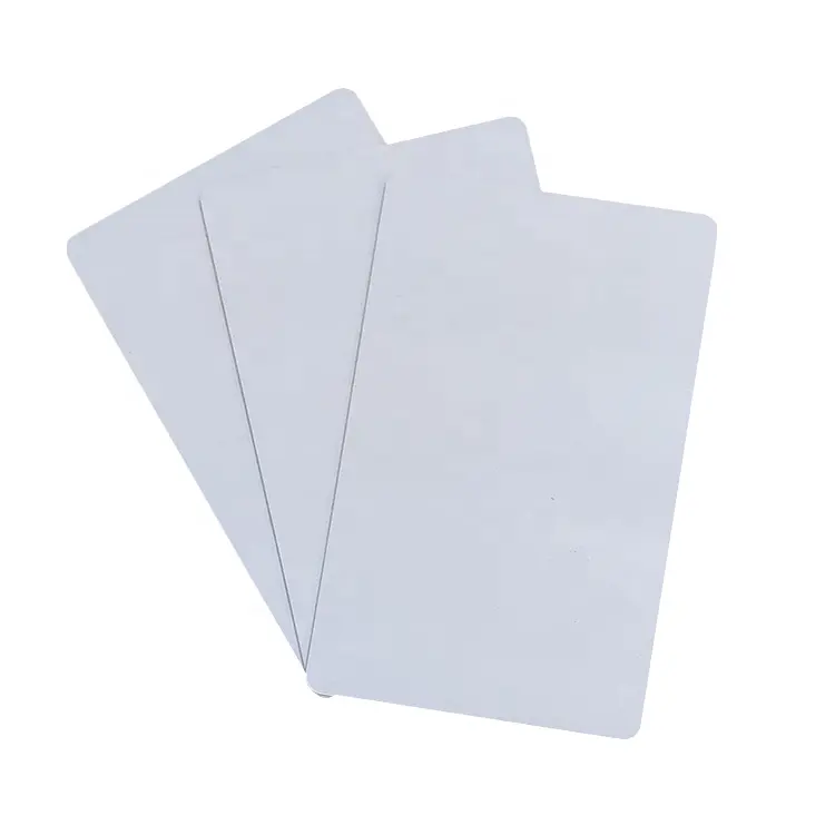 بطاقة هوية بيضاء سادة بلاستيكية من البولي فنيل كلورين CR80 عالية الجودة بسعر الجملة