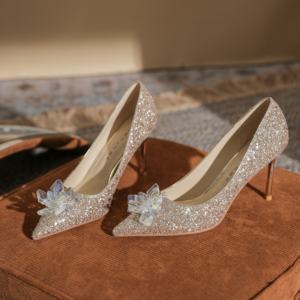 รองเท้าแต่งงานสไตล์ฝรั่งเศสสำหรับฤดูร้อน รองเท้าส้นเข็มผู้หญิงดีไซน์หรูหรา ประดับคริสตัลเพชร ทำจากหนังแท้ - Product Image 1