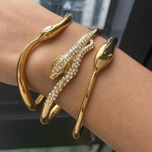 Brazalete abierto con incrustaciones de circonita en tono dorado con forma de serpiente para mujer, regalo de joyería - Product Image 4