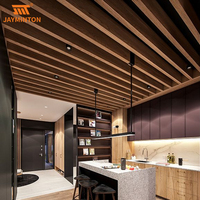 Plafond suspendu en aluminium de panneau de plafond de déflecteur de grain de bois en métal de conception moderne pour la construction de maison avec l'installation de grille