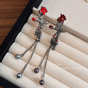 Pince à cheveux vintage papillon, rose épineuse et pompon pour femme, style Y2K sombre, design à franges, pince latérale - Product Image 4