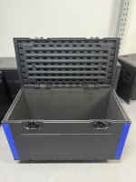 Expédié en kit ; comprend une mousse de protection EVA et un flight case en HDPE avec fermetures à ressort et conception empilable.
