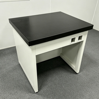 Table de laboratoire professionnelle antichoc avec plateau en marbre stable, base en acier et prise de courant intégrée