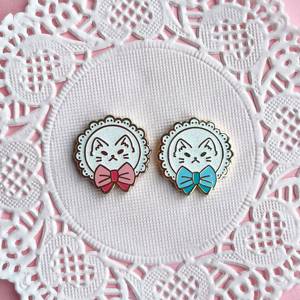 China fabrica alfileres de solapa de dos gatos, forma redonda personalizada y decoración de <span class=keywords><strong>pajarita</strong></span>, insignia pequeña, PIN de esmalte suave duro, Gato brillante - Product Image 4