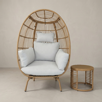 Natürliches PE-Rattan Eierstuhl-Set mit Rundem Beistelltisch und Weißen Kissen