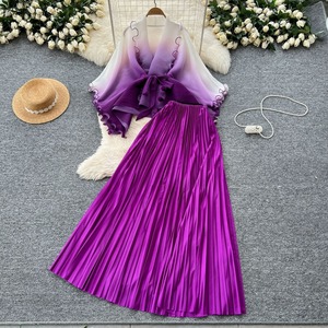 Ensemble robe longue plissée tie-dye pour femme avec chemisier froissé à ceinture dégradée et jupe midi - Product Image 1