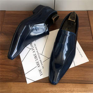 Nouvelles chaussures en cuir tendance à bout pointu pour jeunes hommes. Chaussures tendance en cuir pour créateurs de coiffures. Style une pièce pour costumes - Product Image 6