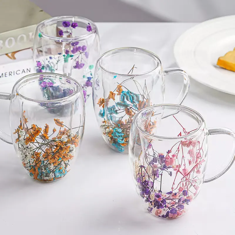 Copo de caneca de chá e café com paredes duplas de vidro isolado de borosilicato 12 onças por atacado com flores secas