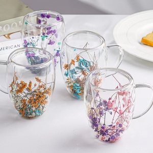 Taza <span class=keywords><strong>de</strong></span> té y café <span class=keywords><strong>de</strong></span> cristal <span class=keywords><strong>de</strong></span> doble pared con aislamiento <span class=keywords><strong>de</strong></span> borosilicato <span class=keywords><strong>de</strong></span> 12oz al por mayor con flores secas - Product Image 1