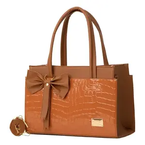 Bolso de mano para mujer Fana Corina M3890, color camel, diseño de cocodrilo, minimalista, con decoración de lazo para el verano - Product Image 1