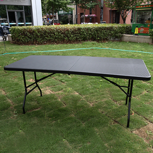 <span class=keywords><strong>Table</strong></span> <span class=keywords><strong>pliante</strong></span> rectangulaire en plastique imitation rotin noir de 6 pieds pour événements, vente en gros d'usine, populaire pour jardins et patios - Product Image 6