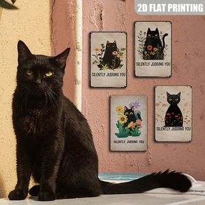 Targa in Metallo Retrò con Gatto Nero che Ti Giudica Silenziosamente e Fiori Pastello per Amanti dei Gatti - Product Image 5