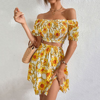 Ensemble deux pièces plissé à volants pour femme, coupe ajustée, avec robe décontractée à imprimé floral sexy sans bretelles et manches courtes, et cordon de serrage