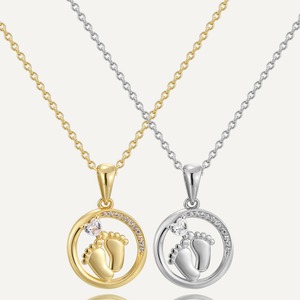 Nuova Collana alla Moda di Alta Qualità con Piedini di Bambino, Personalizzabile con Nome, Placcata in Oro, Regalo per la Festa della Mamma - Product Image 1