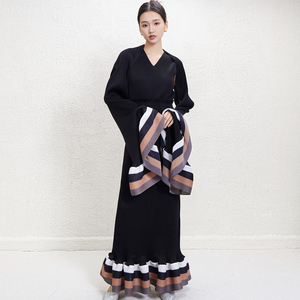 Váy xếp li MIYAKE-Đầm maxi nữ thiết kế cổ chữ V, tay chuông sọc cho những dịp đặc biệt ngày giáng sinh - Product Image 3