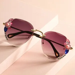 Neue Sonnenbrillen Frauen Lasers chneid maschinen Frauen Trendy Diamond Crystal Sonnenbrillen