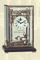 Horloge à balancier à visibilité de la chute de bille, avec cadran en porcelaine émaillée cloisonnée et finition or 24 carats, et base standard