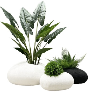 Maceta Simple, Minimalista y Moderna de Fibra de Vidrio y Óxido de Magnesio con Accesorios de Alocasia de Terciopelo Verde Realista - Product Image 5