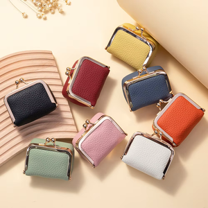 Pochette de rangement pour bijoux mini luxe personnalisée, fermeture à fermoir Kiss Lock, en cuir PU, avec doublure à pois - Product Image 4