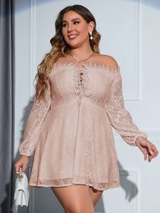 Robe en dentelle taille plus pour femmes Double Crazy Plus, épaules dénudées, laçage sur le devant, panneau en dentelle guipure - Product Image 6