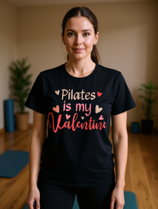 T-shirt Pilates Is My Valentine nera con scollo rotondo e maniche corte, camicia da allenamento fitness casual da donna, taglia S XXXL - Product Image 2