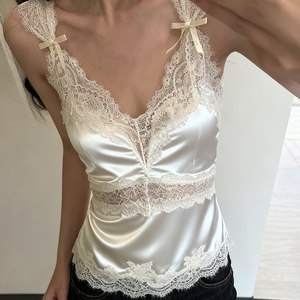 Camisole à col en V avec bordure en dentelle, détail nœud, sans manches, haut de slip uni, coupe ajustée, débardeur superposable - Product Image 1