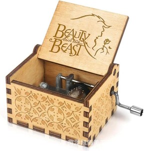Caja <span class=keywords><strong>Musical</strong></span> de Madera con Diseño Personalizado de <span class=keywords><strong>La</strong></span> <span class=keywords><strong>Bella</strong></span> <span class=keywords><strong>y</strong></span> <span class=keywords><strong>la</strong></span> <span class=keywords><strong>Bestia</strong></span>, Caja <span class=keywords><strong>Musical</strong></span> Clásica Tallada a Mano con Manivela, Regalo de Cumpleaños para Niños - Product Image 1