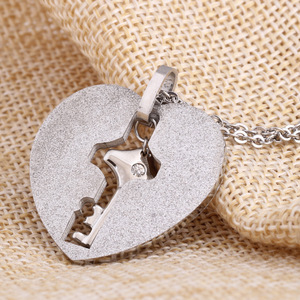 Colgante de acero inoxidable en forma de corazón con dije de llave para uso diario - Product Image 2