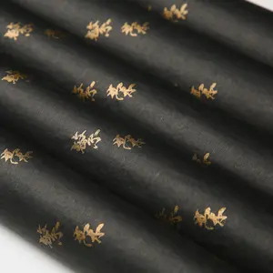 ورق تغليف بأشكال زهور باللون الأسود وشعار ذهبي مطبوع بتصميم مخصص للتعبئة والتغليف