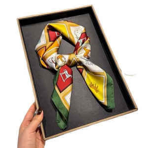 Elegante Pañuelo Cuadrado de Satén con Estampado de Caballo Vintage para la Oficina y el Uso Diario - Product Image 4