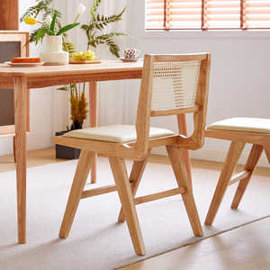 Chaise de salle à manger en bois massif de style mid-century avec assise en cannage naturel et <span class=keywords><strong>fauteuil</strong></span> en <span class=keywords><strong>rotin</strong></span> tressé à la main pour projets de bistrot et de café - Product Image 2