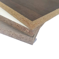 Planches de flocons impeccables Panneau de particules de mélamine en bois de pin de haute qualité Surface finie Utilisation intérieure garantie Approvisionnement court OSB