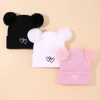 Lindo gorro de punto para bebé con bordado de doble amor y doble pompón Cómodo en la piel Cálido Diseño de imagen elegante