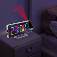 Projectie LED-klok met USB-telefoonoplader RGB digitale bureau- en tafelwekker voor auto Digitale autoklok