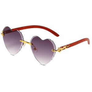 Occhiali da sole donna alla moda a forma di cuore con UV400 di alta qualità occhiali di lusso Logo personalizzato all'ingrosso per 2024 - Product Image 1