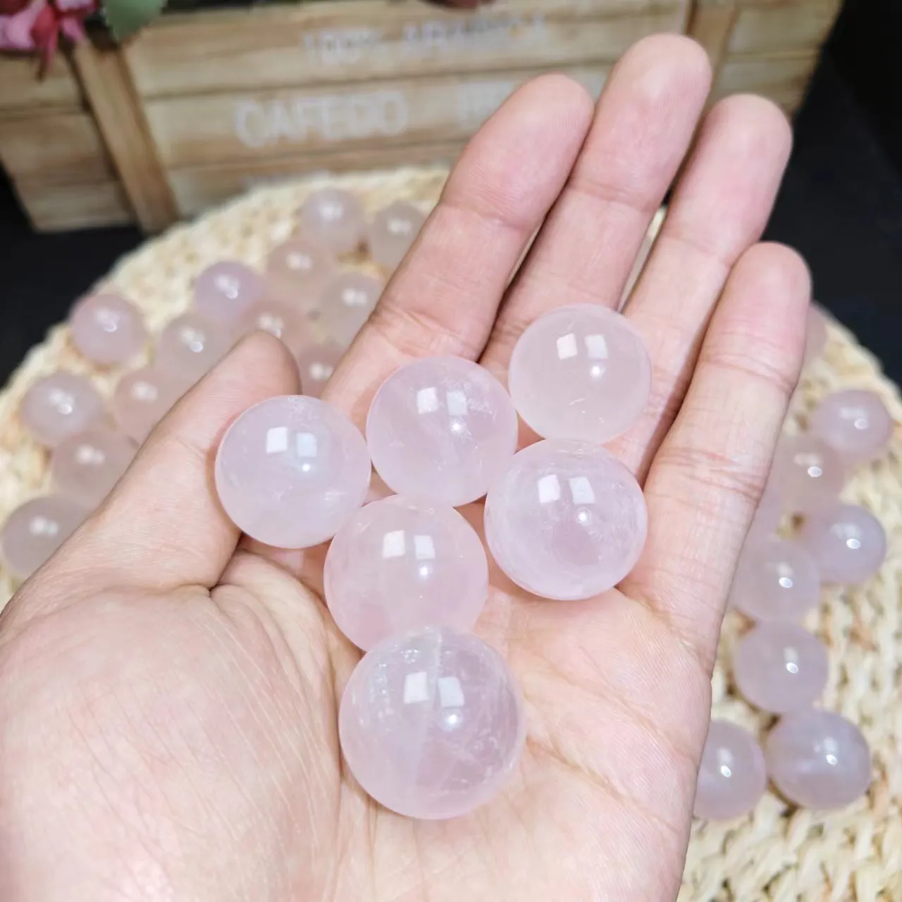 Bolas de cristal de esfera de cuarzo rosa talladas a mano de cristal natural de alta calidad al por mayor para decoración del hogar