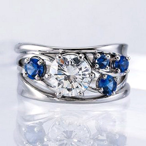 Anello da Donna con Linee Geometriche Traforate e Zirconi Bicolore, Gioiello alla Moda - Product Image 1