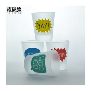 Sublimasi Frosted Shot Glass Kosong Mengubah Suhu 2 Oz Kacamata Cetak Warna Shot Kaca Disesuaikan