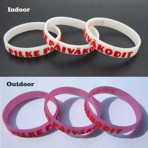 Bracelet en silicone écologique personnalisable, sensible aux UV et changeant de couleur, avec logo personnalisé pour cadeaux promotionnels - Product Image 1