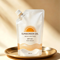Pochette de recharge liquide cosmétique personnalisable, autoportante, avec bec verseur latéral et fenêtre transparente