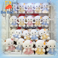 Plushie Factory Peluche Mouton Blanc Kawaii avec Robe à Carreaux et Pince à Cheveux Fleurie, Poupée en Peluche Mouton Moelleuse, Logo Personnalisé, pour Machine à Pinces