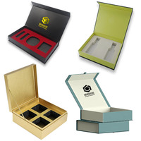 Scatola Regalo Magnetica di Lusso Personalizzata con Logo in Rilievo, in Cartone Riciclato Nero, Bianco e Blu, con Fodera in Spugna per Confezioni Cosmetiche