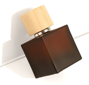 Venta al por Mayor de Botellas de Perfume Cuadradas de Lujo de 30ml 50ml 100ml con Pulverizador, Tapa Personalizada, Serigrafía, Recargables - Product Image 6